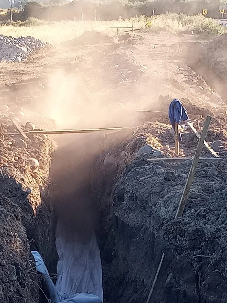 Instalación de geotextil en zanja