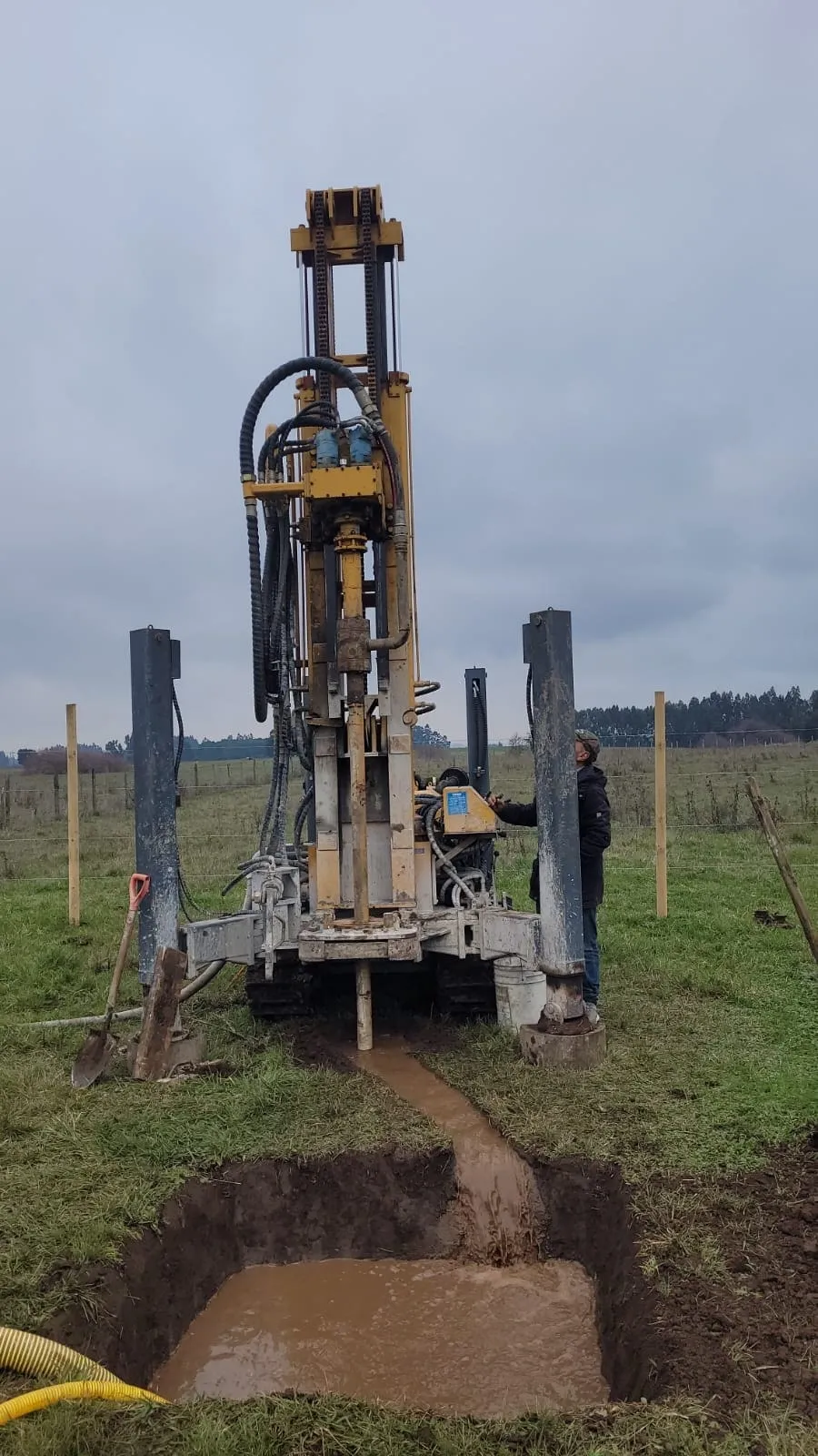 Equipo de perforación de pozo profundo en terreno rural