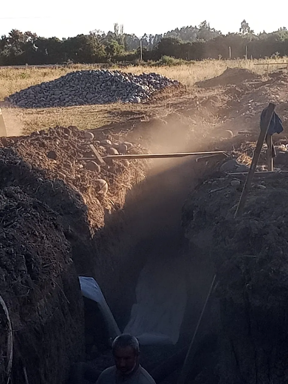 Zanja de drenaje con acopio de bolón